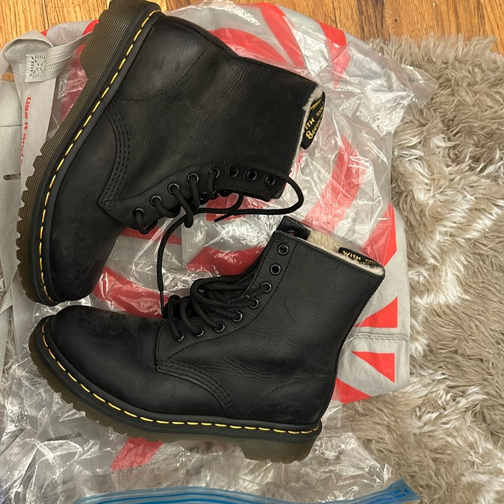1460 WOMEN'S FAUX FUR LINED LACE UP BOOTS